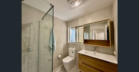 Perfect location! Renovated townhouse - Photo 5