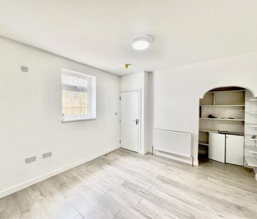 The Clumps, Ashford, TW15 - Photo 1