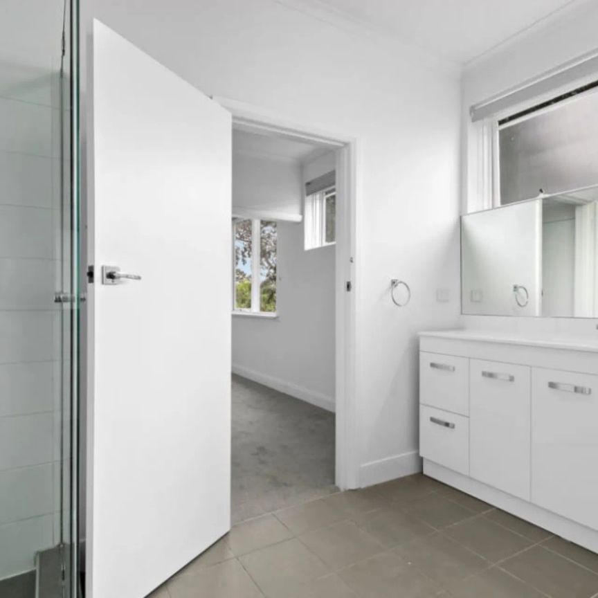 Elegant Living in the Heart of Toorak - Style, Space & Unmatched Location - Photo 1