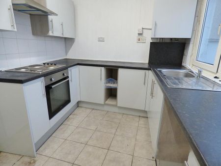 2 bedroom ground floor flat to rent - Photo 2