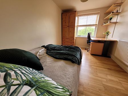 Room 6 Available, Riverside En Suite, 11 Bedroom House, Willowbank Mews – Student Accommodation Coventry - Photo 5