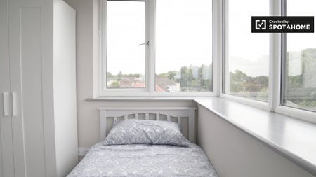 Bed in twin room in 5-bedroom apartment in Whitehall - Photo 2