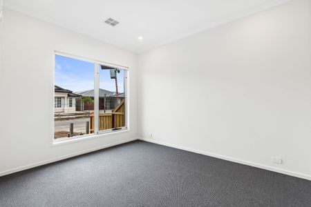 Stunning 4-Bedroom Home with Modern Amenities in Heart of Wollert! - Photo 2