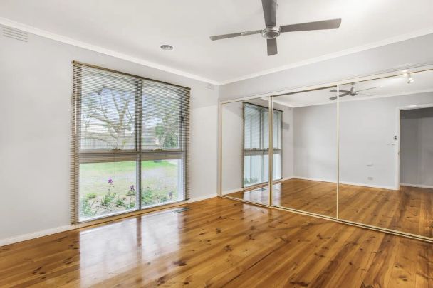 “Located in the highly sought after Frankston High School Zone!” - Photo 1