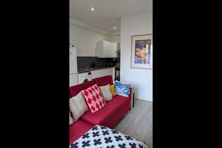 2 Bed Flat, Tooting High Steet, SW17 - Photo 3