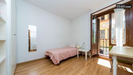 Single Bed in Room in a shared 8-bedroom apartment for rent in Embajadores, perfect for women - Photo 5