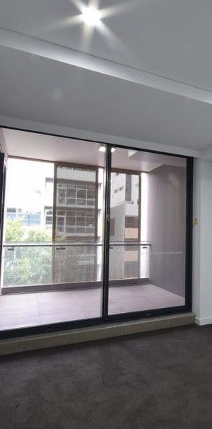 Modern 3-Bed Apartment with Double Parking in the Heart of Mascot - Photo 1