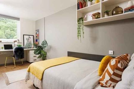 Large High Double Ensuite - Photo 4