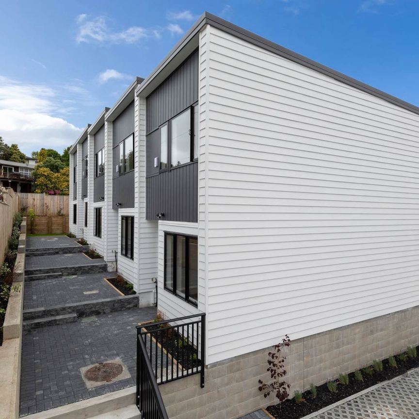 Prime Green Bay Location – 2-Bedroom Townhouse with Special Offer - Photo 1