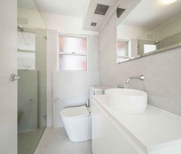 Bright & Stylish Two-Bedroom Apartment in Prime Location - Photo 6