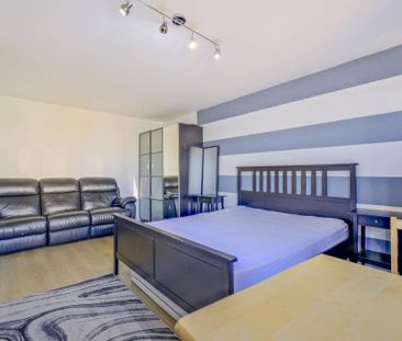 3 bedroom flat to rent - Photo 4