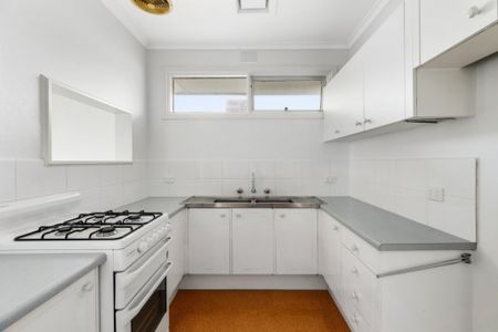 Light, Bright and Cheery Villa in the Balwyn High Zone - Photo 4