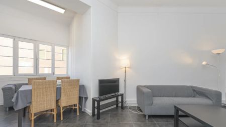 Room in a shared 11-bedroom apartment for rent in Lisbon, perfect for students - Photo 5