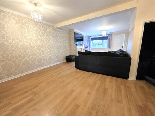 3 bed terraced house to rent in Bramfield Road East, Rayleigh, SS6 - Photo 1