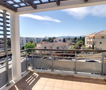 TROIS PIECES - Photo 3