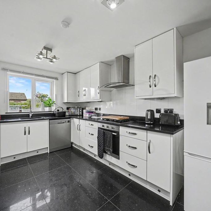3 bedroom end of terrace house to rent - Photo 1