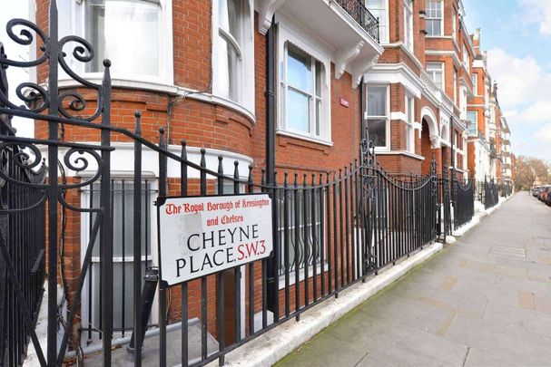 A newly redecorated five bedroom family home with generous accommodation in a desirable Chelsea location. - Photo 1