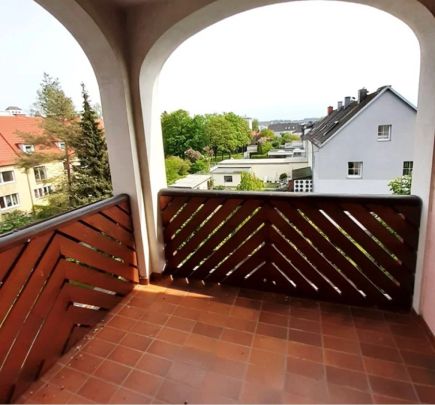 Sehr helle, gut aufgeteilte Wohnung mit Loggia und neuer Einbauküche! - Photo 1