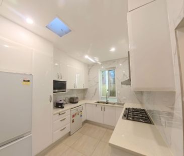 Spacious 4-Bedroom Family Home with Sunroom - Photo 4