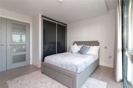 One of Manchester's finest - A unique four bedroom triplex apartment with luxury principal suite situated in the sought after No.1 Deansgate development. - Photo 3