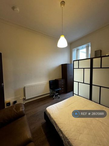 1 bedroom in a house share to rent - Photo 2