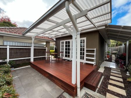 3 Bedroom Art Deco Home - Photo 2