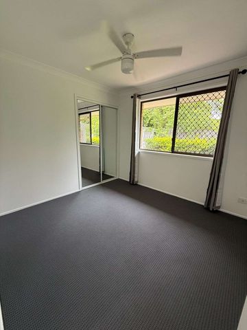 Central Ashmore - comfortable family home with solar in quiet street - Photo 5