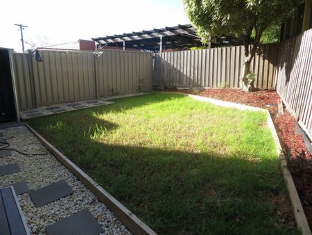 2/2 Rhonda Street, Mount Waverley VIC 3149 - Townhouse For Rent | Domain - Photo 4