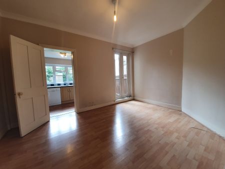 2 bedroom terrace house, prime Bromley location, BR1 - Photo 3