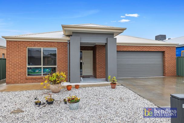 Spacious & Comfortable Family Home Near Lake Weeroona - Photo 1