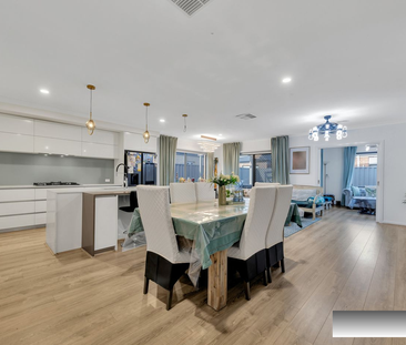 Stunning Family Haven with Expansive Living Spaces! - Photo 2