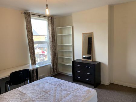 2 bedroom terraced house to rent - Photo 3