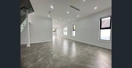 4-5 Bedroom Duplex - Photo 3