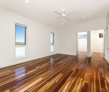 Spacious, north-facing open plan living area with high ceilings - Photo 5