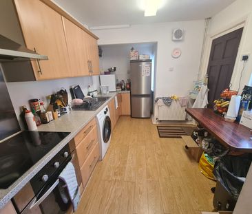 4 Bed - 51 Estcourt Avenue, Headingley, Leeds - LS6 3ET - Student - Photo 5