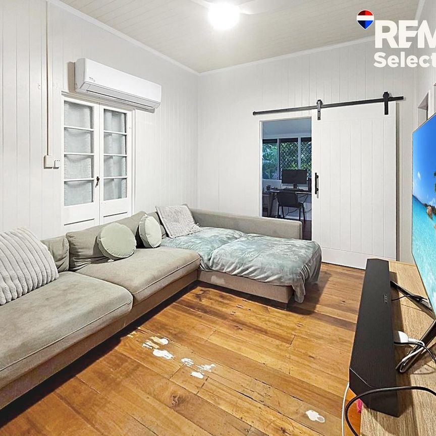 Cottage style home in great Location - Photo 1