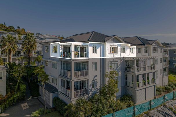 Modern Top-Floor Apartment in Prestigious ... - Photo 1