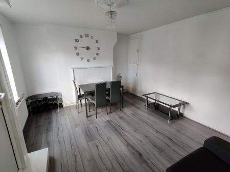 3 bedroom flat to rent - Photo 2