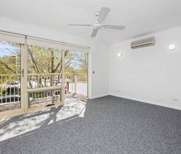 Superbly positioned townhouse. - Photo 2