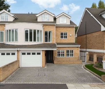 An impressive six bedroom modern family home close to Wimbledon Com... - Photo 1