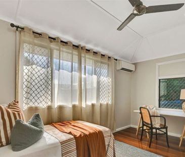 MODERN 3 BEDROOM HOME + CENTRAL LOCATION + CLASSIC CHARACTER! - Photo 4