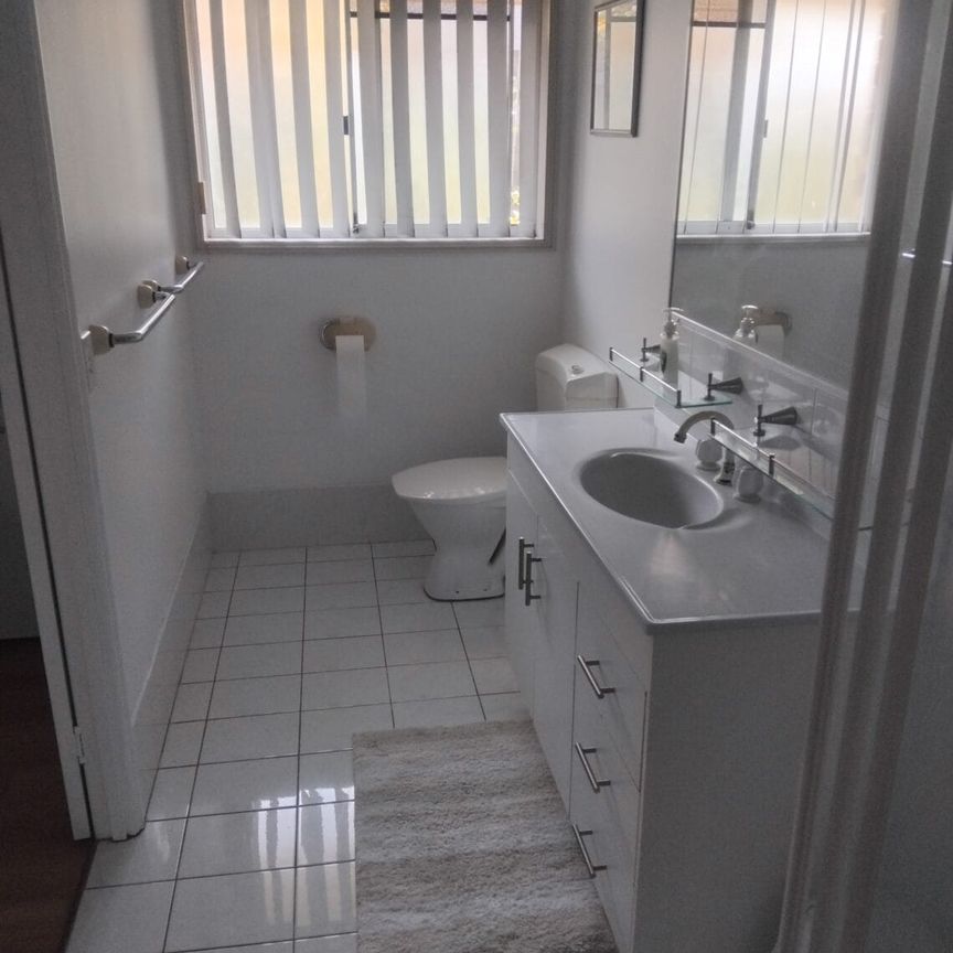 One Master Bedroom fully furnished with full ensuite. - Photo 1
