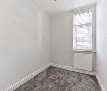 Kingsway, Motspur, KT3 - Photo 6