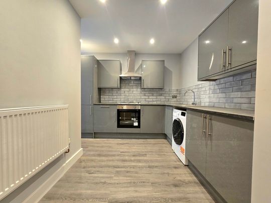 1 Bedroom Flat, Earls Court Road, London - Photo 1