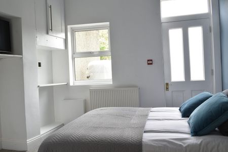 Modern Ensuite by Bristol Docks & North St - Photo 2