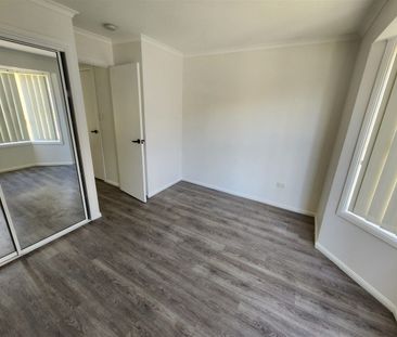 This comfortable 3-bedroom townhouse is in a perfect location - Photo 5