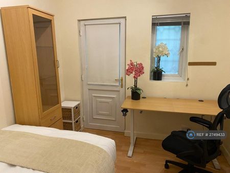 1 bedroom in a flat share to rent - Photo 5