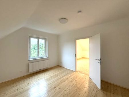 ERSTBEZUG - KOMPLETT RENOVIERTE DACHGESCHOSSWOHNUNG MIT PARKPLATZ UND GEMEINSCHAFTSGARTEN IN GFÖHL - Foto 5