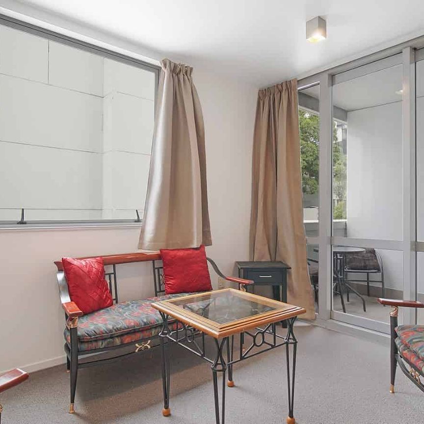 Modern 1-Bedroom Apartment in Auckland CBD. Fully Furnished! - Photo 1