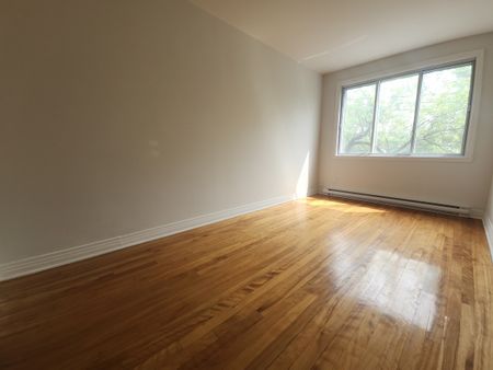 Logement lumineux et spacieux de 2 chambres à coucher. - Photo 2